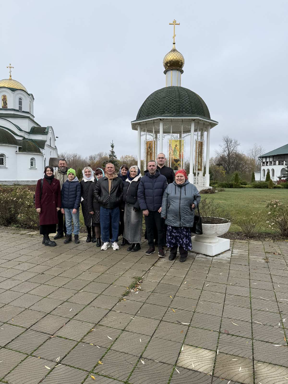 На территории монастыря