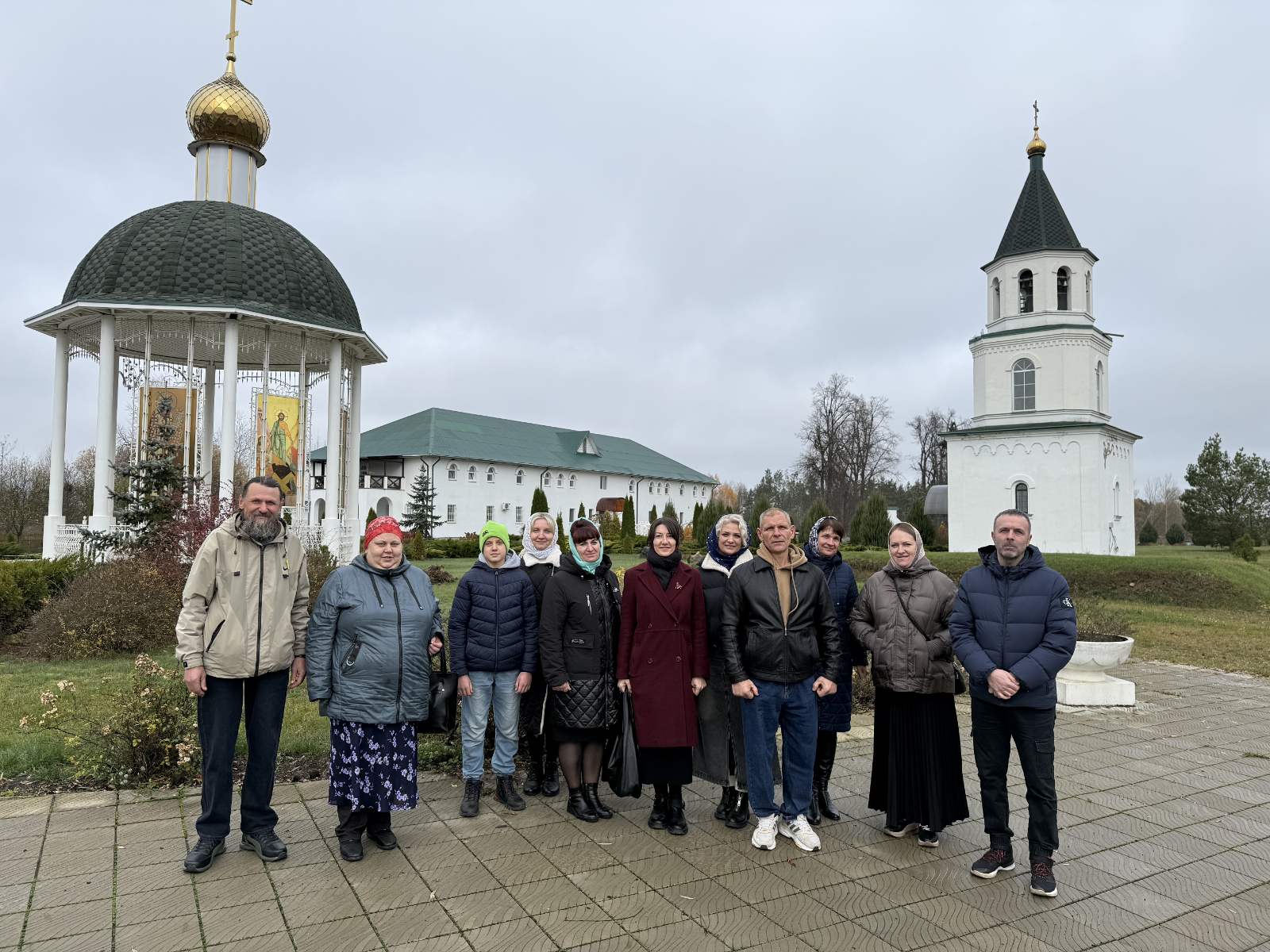 На территории монастыря