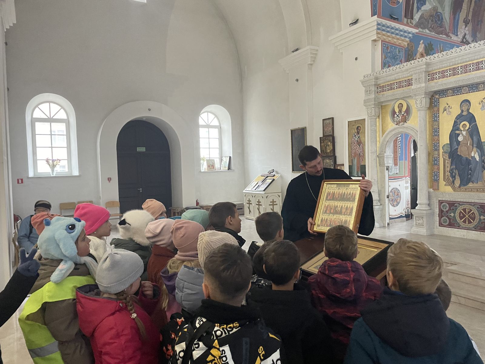 Экскурсию ведёт иерей Андрей Исаев