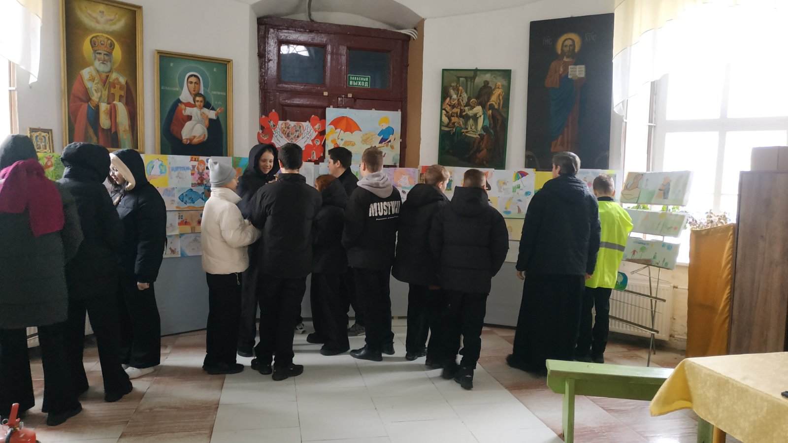 У выставки рисунков