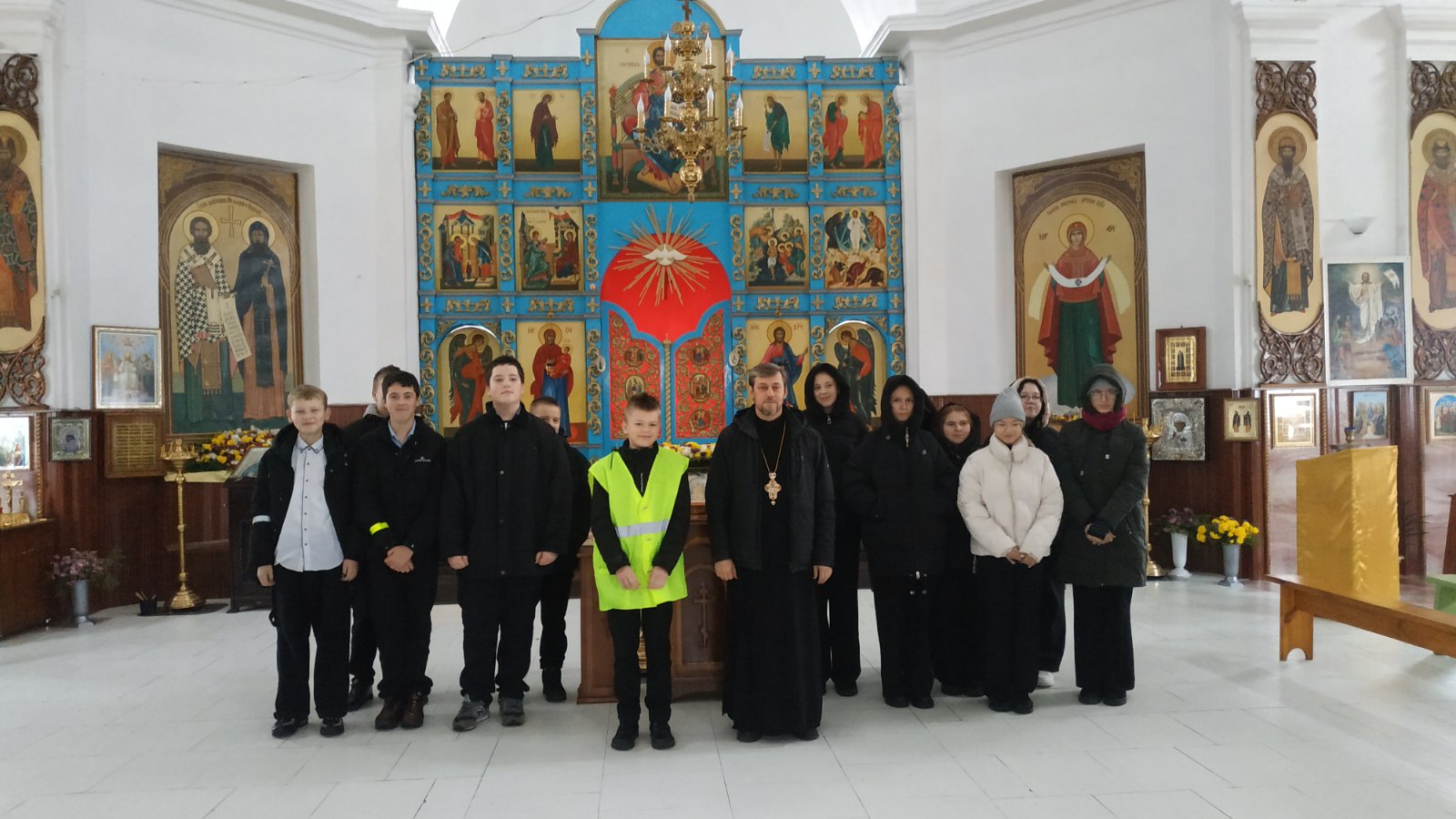 Школьники в храме