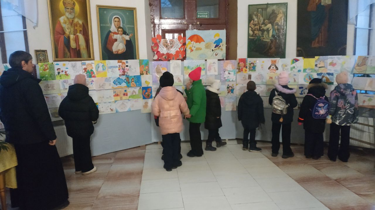 У выставки рисунков