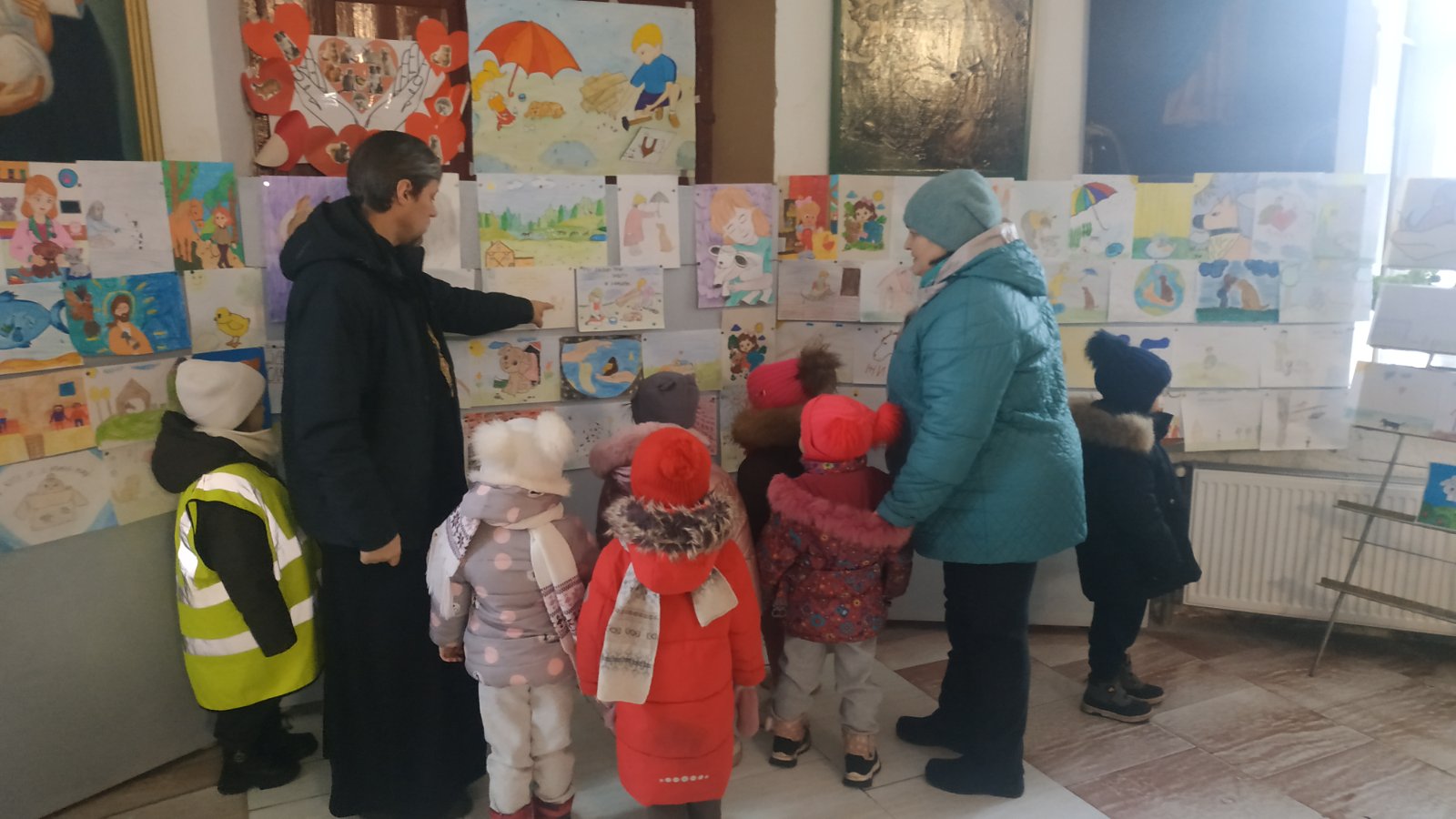 У выставки рисунков