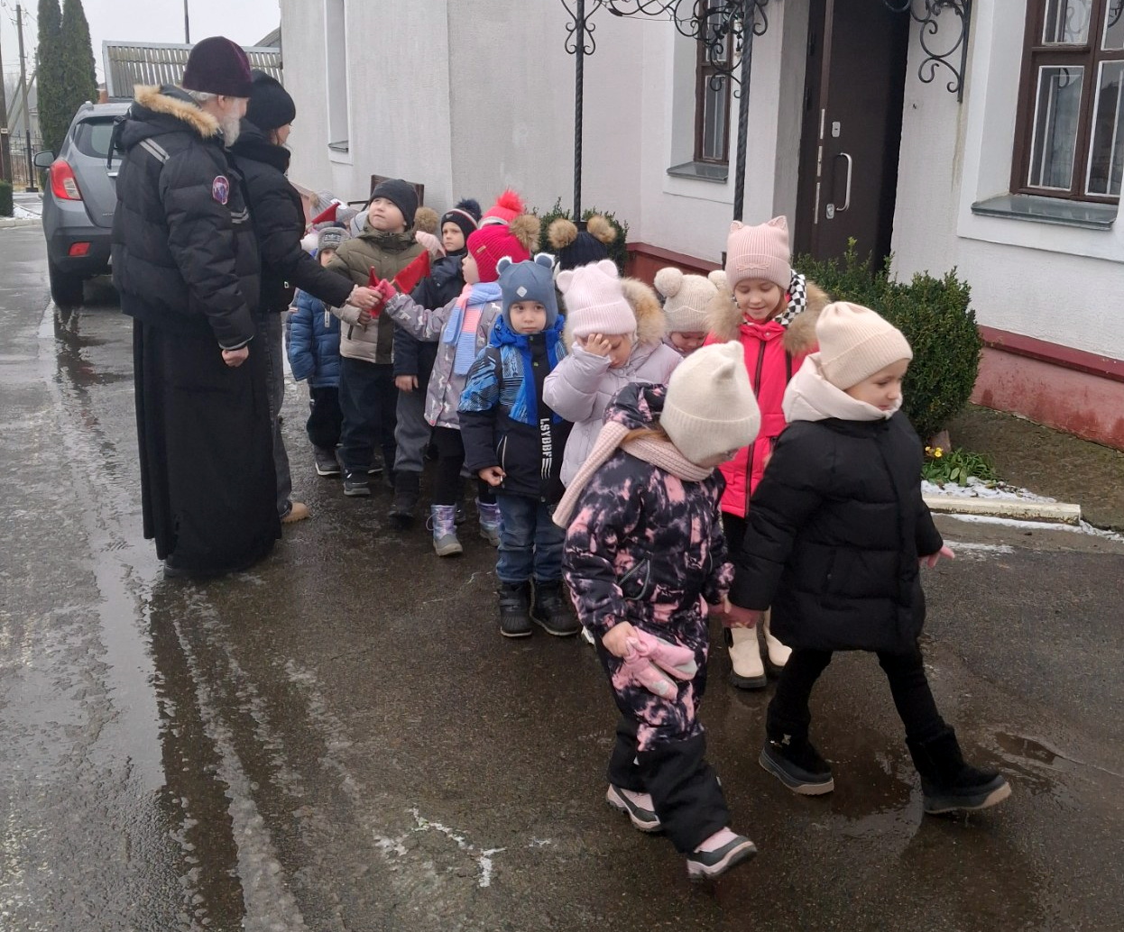 У храма
