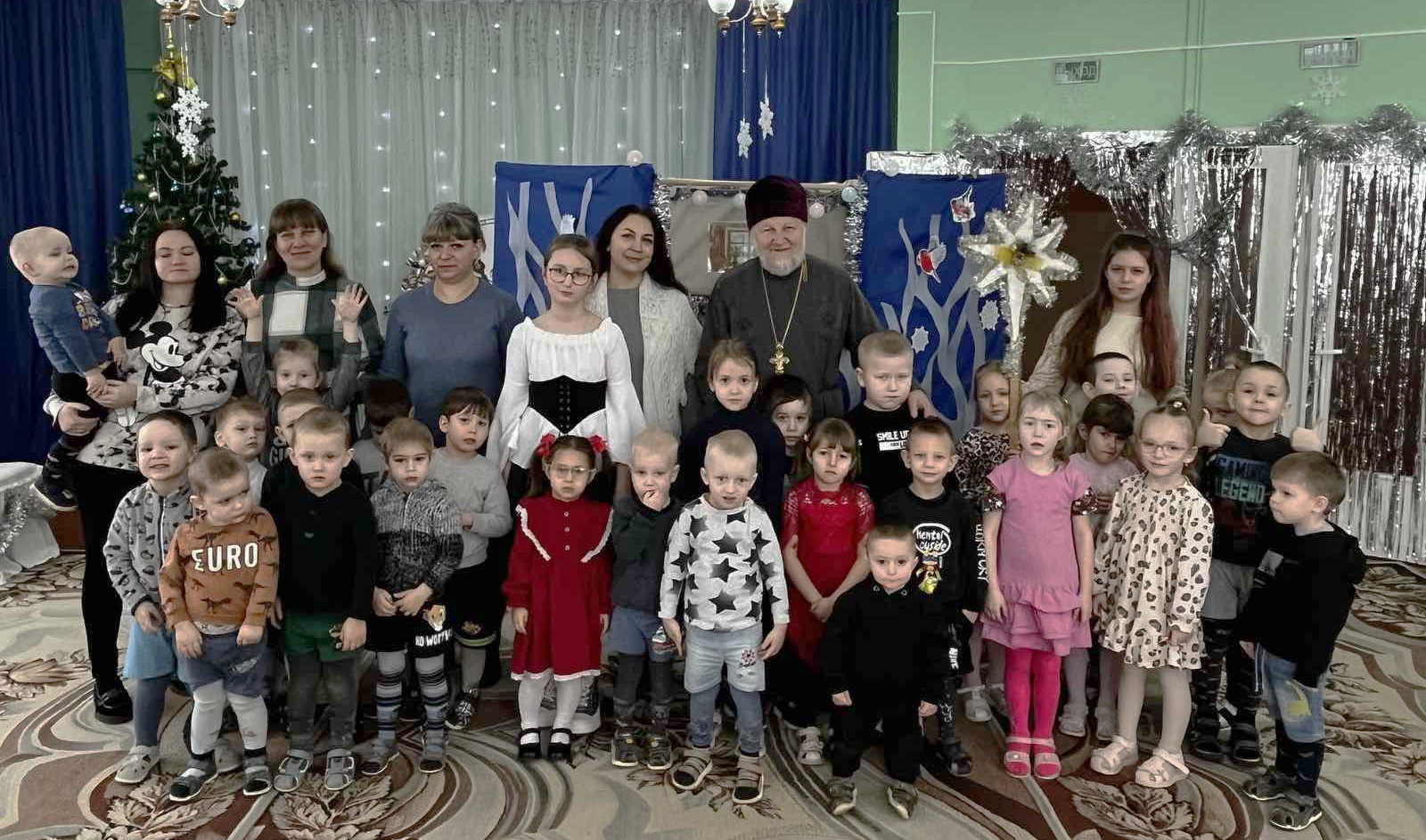 Протоиерей Пётр Гараев с детьми