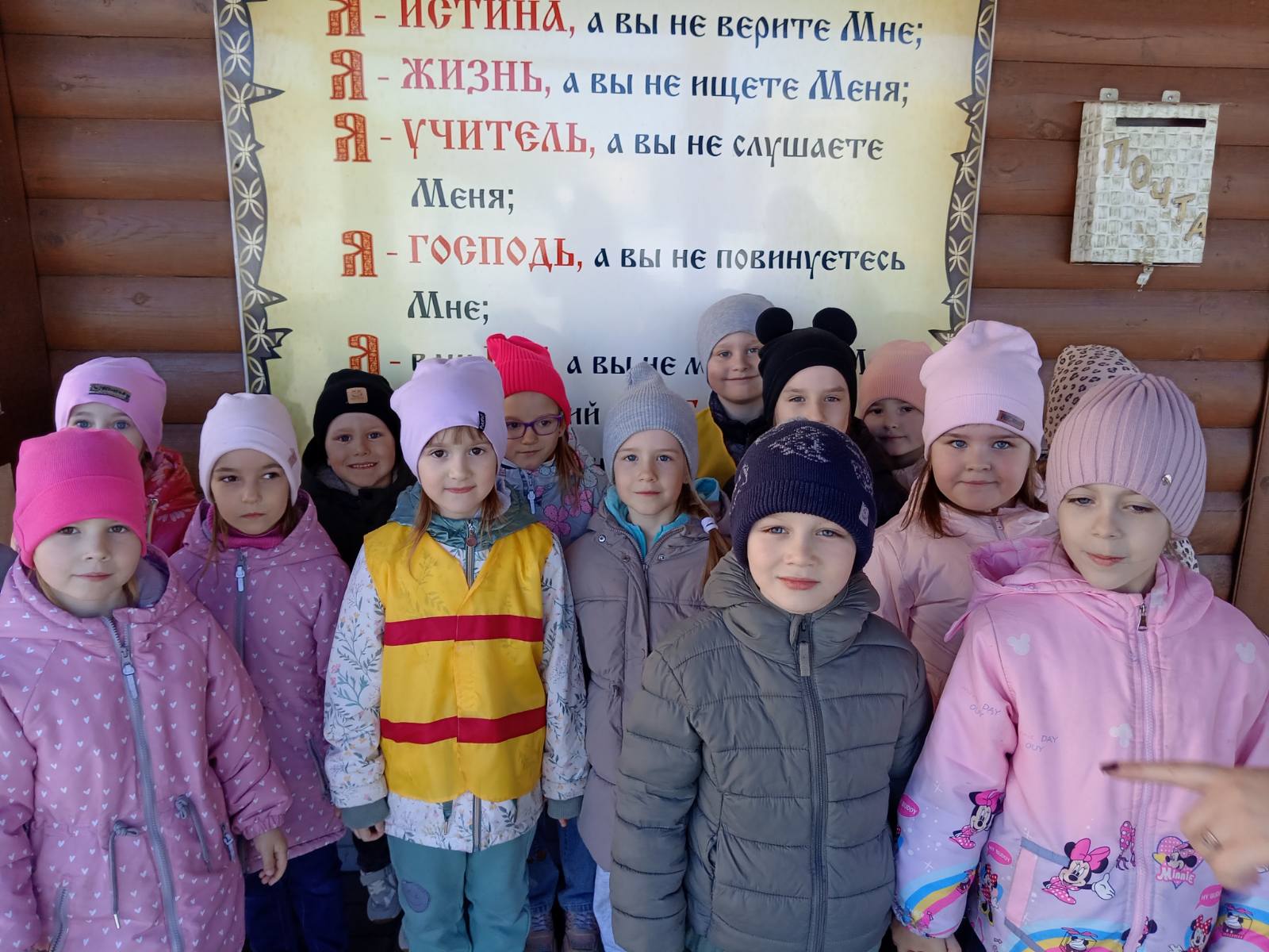 У храма