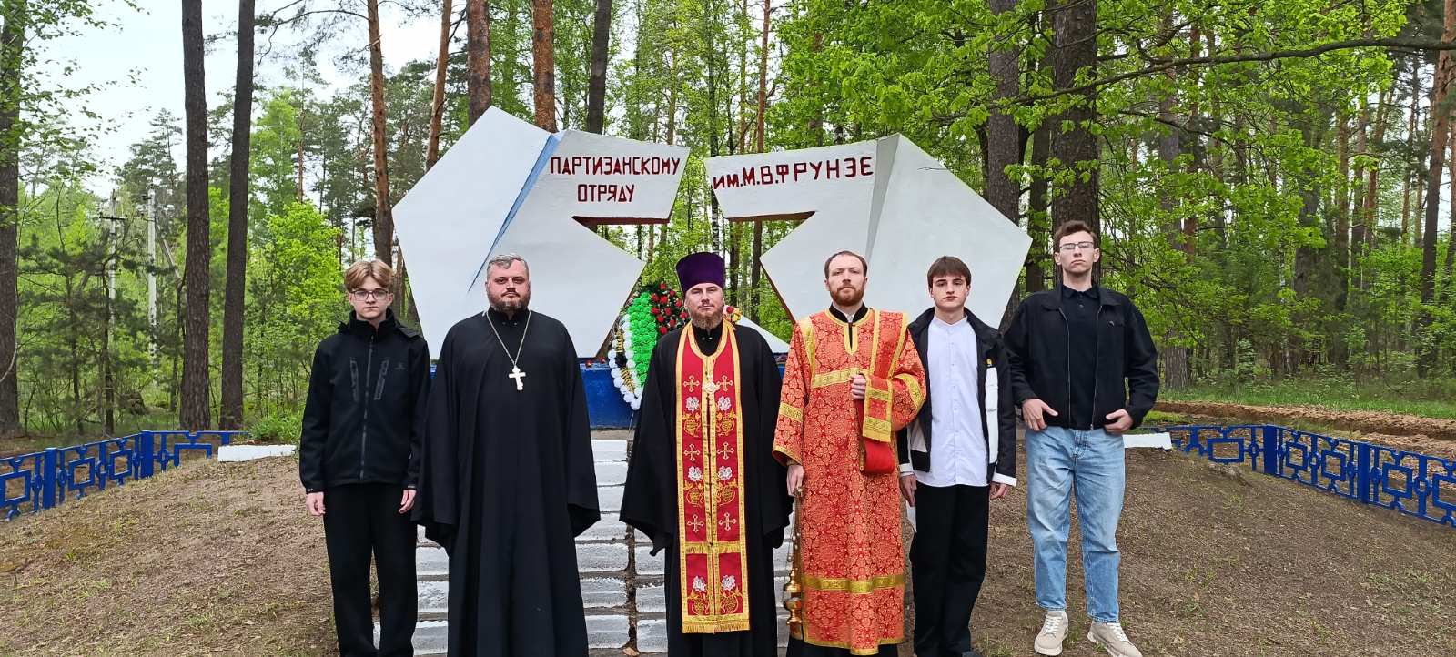 У памятника