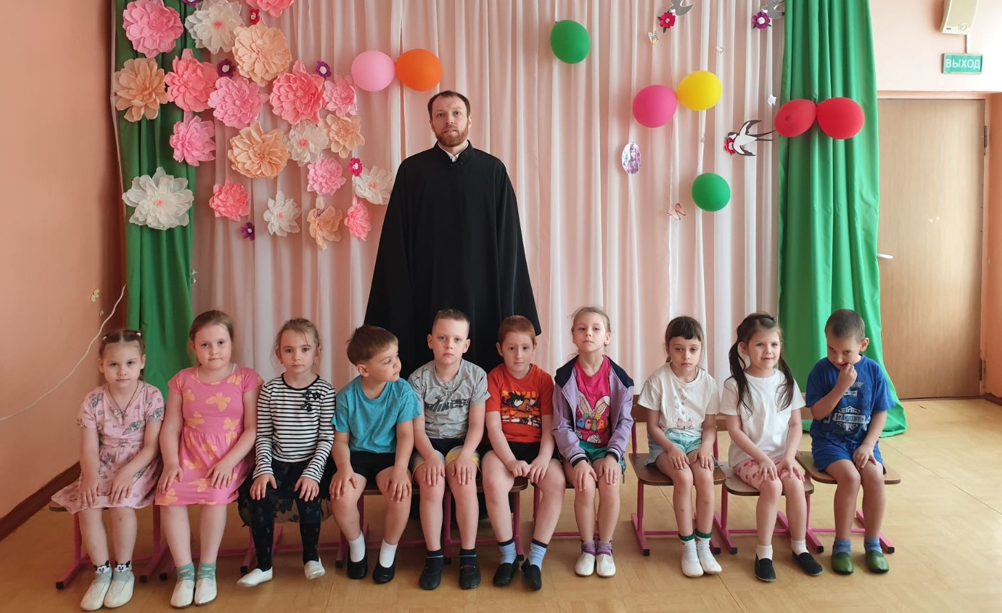 Диакон Артемий Турыгин с воспитанниками детского сада