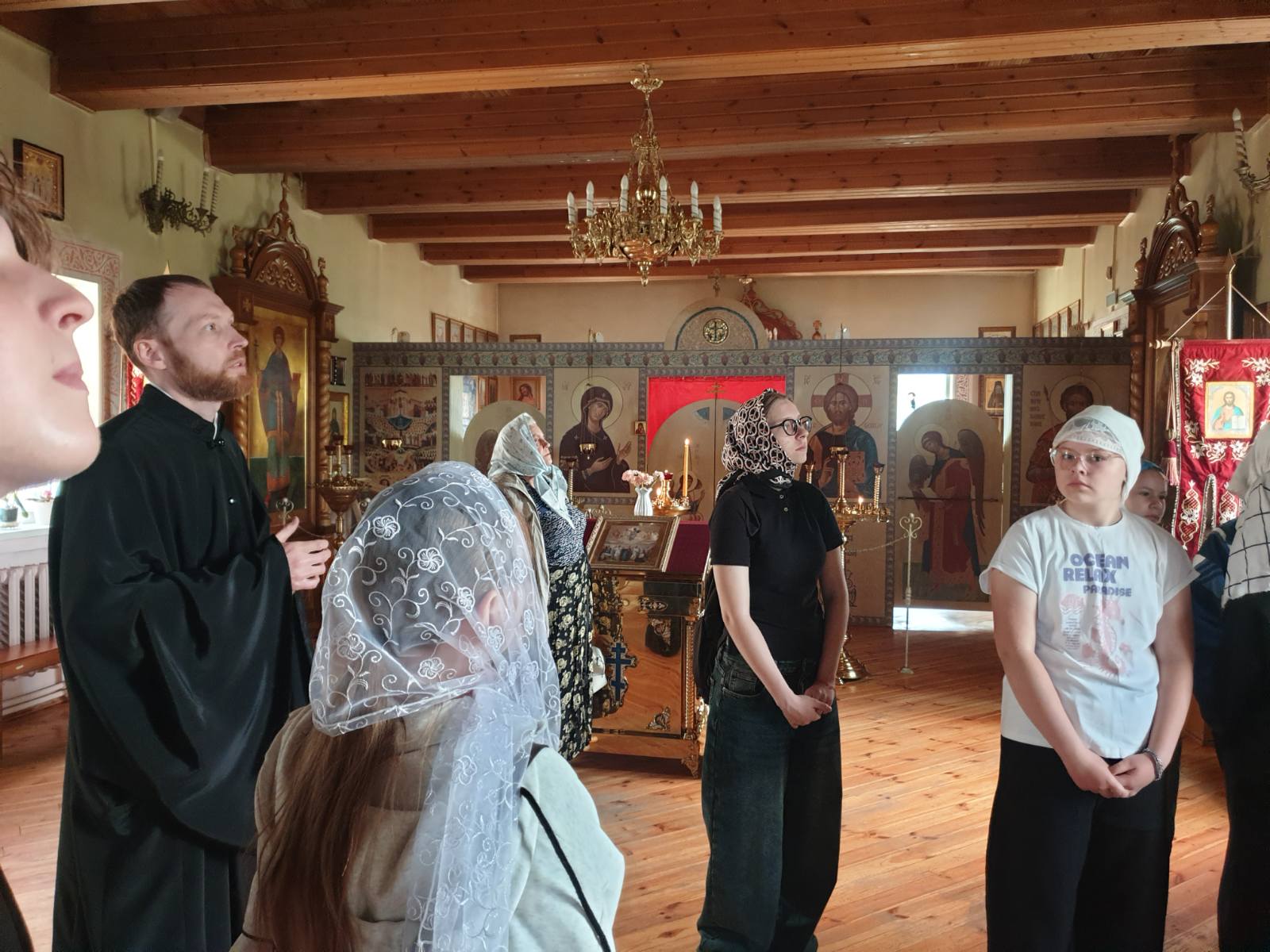 экскурсию ведёт диакон Артемий Турыгин