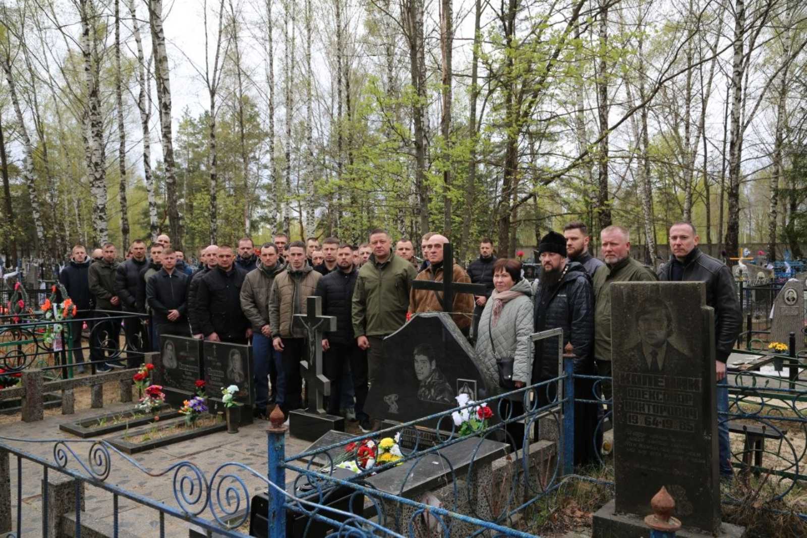 У могилы Шота Нармания