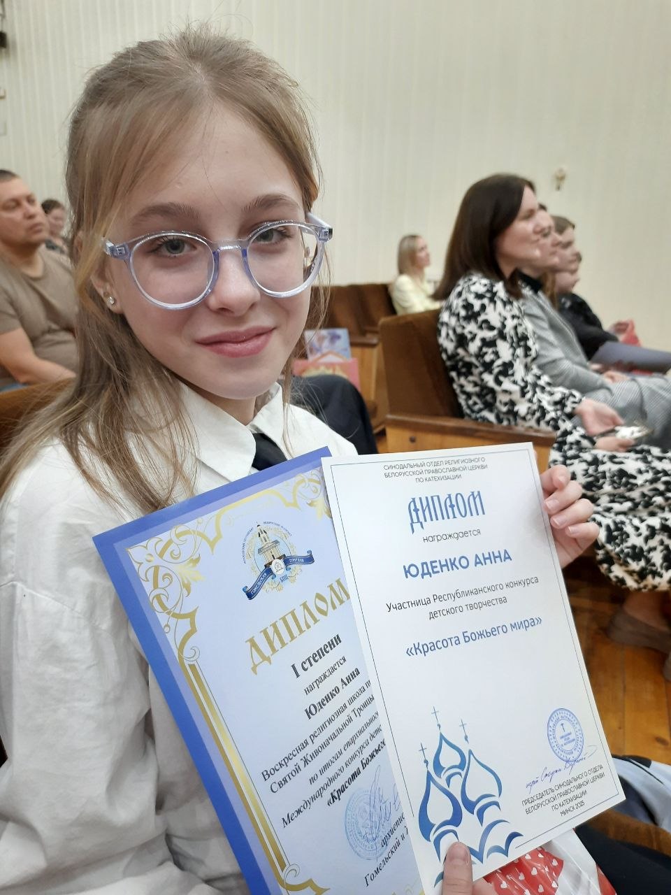 В зале