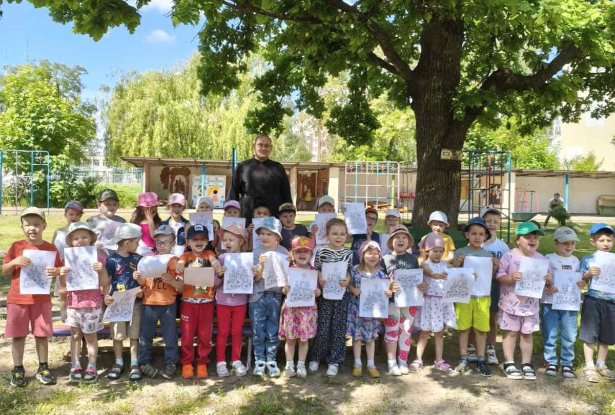 Диакон Андрей Соколовский с детьми