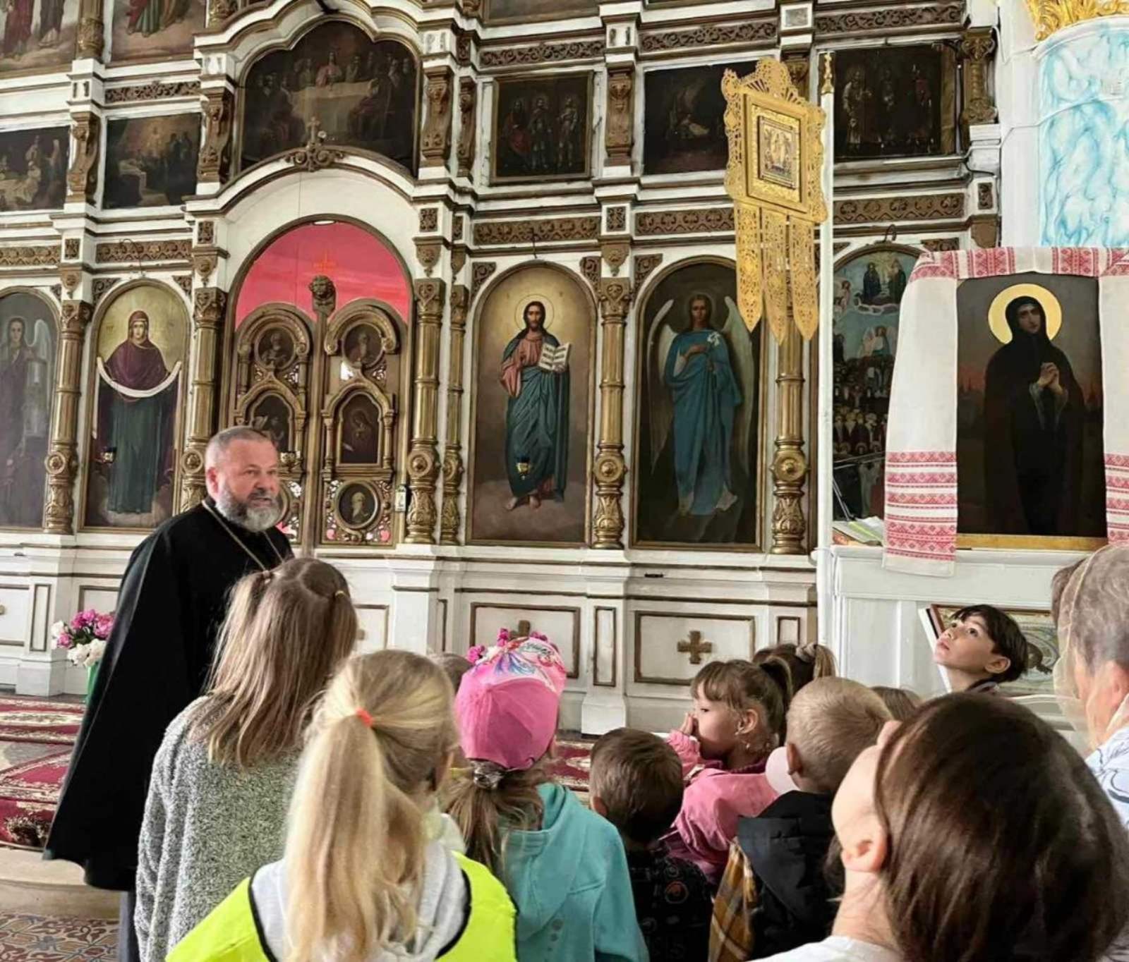 Экскурсию ведёт иерей Василий Терешков