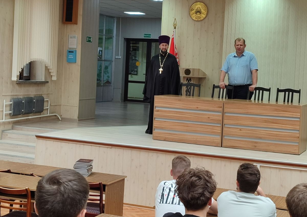 Беседу ведёт иерей Сергий Плетежов