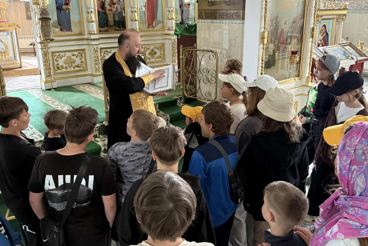 Экскурсию ведёт иерей Павел Кулиш