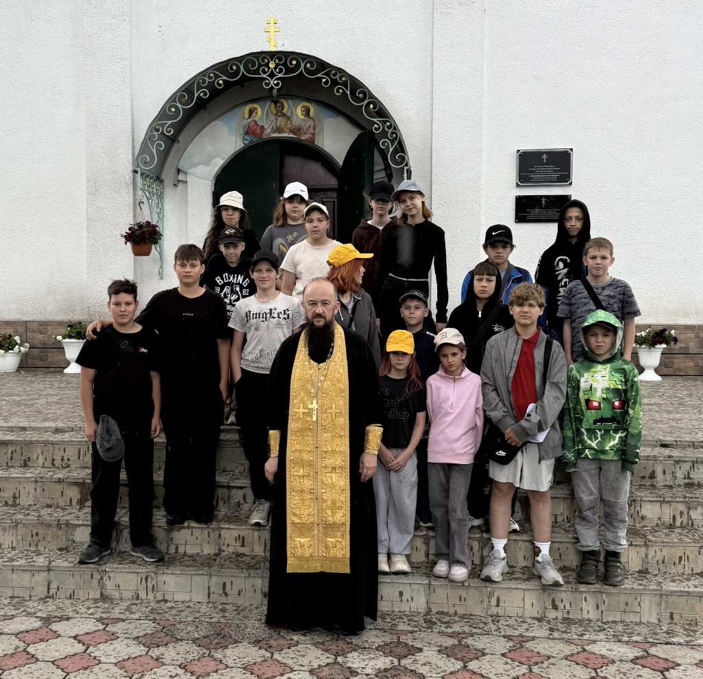У храма
