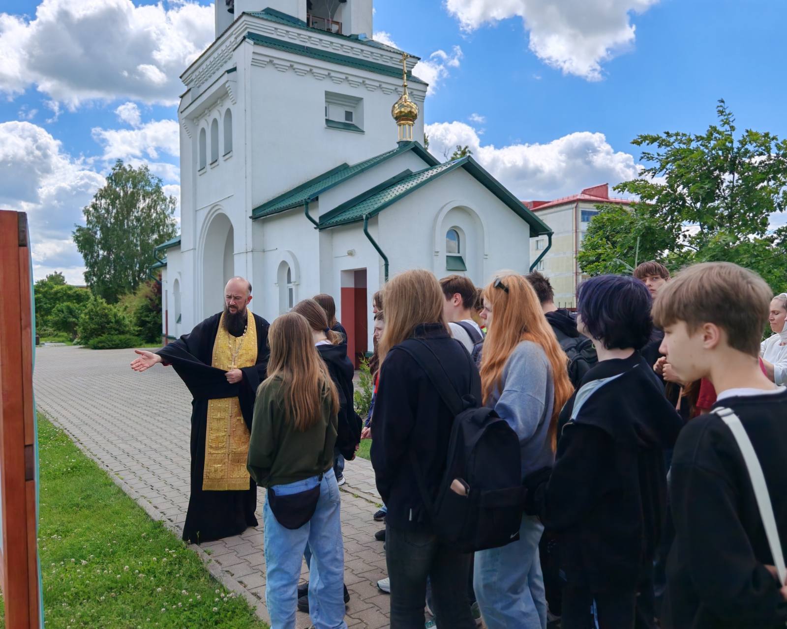 Экскурсию ведёт иерей Павел Кулиш