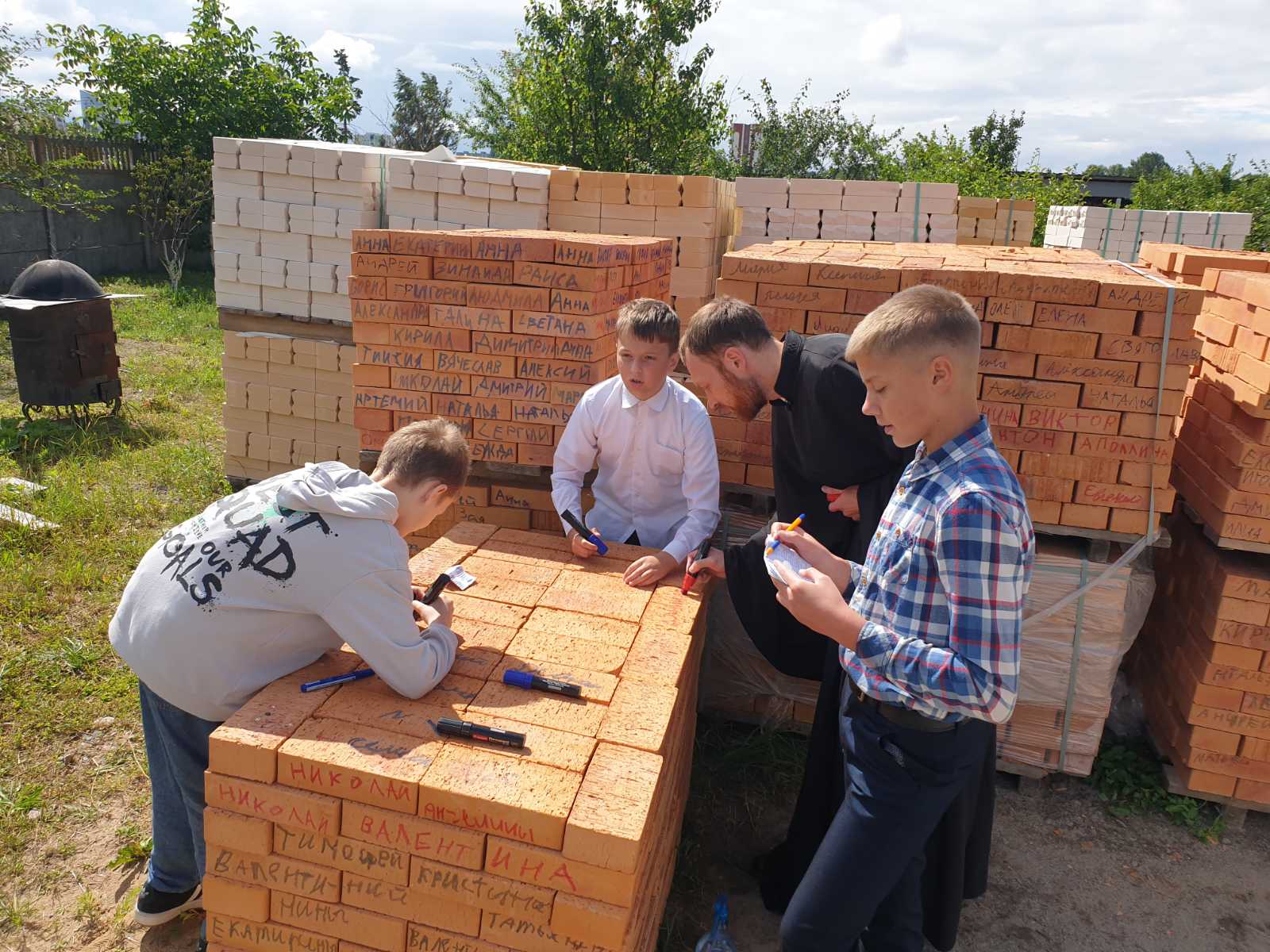 Пишем имена на кирпичиках