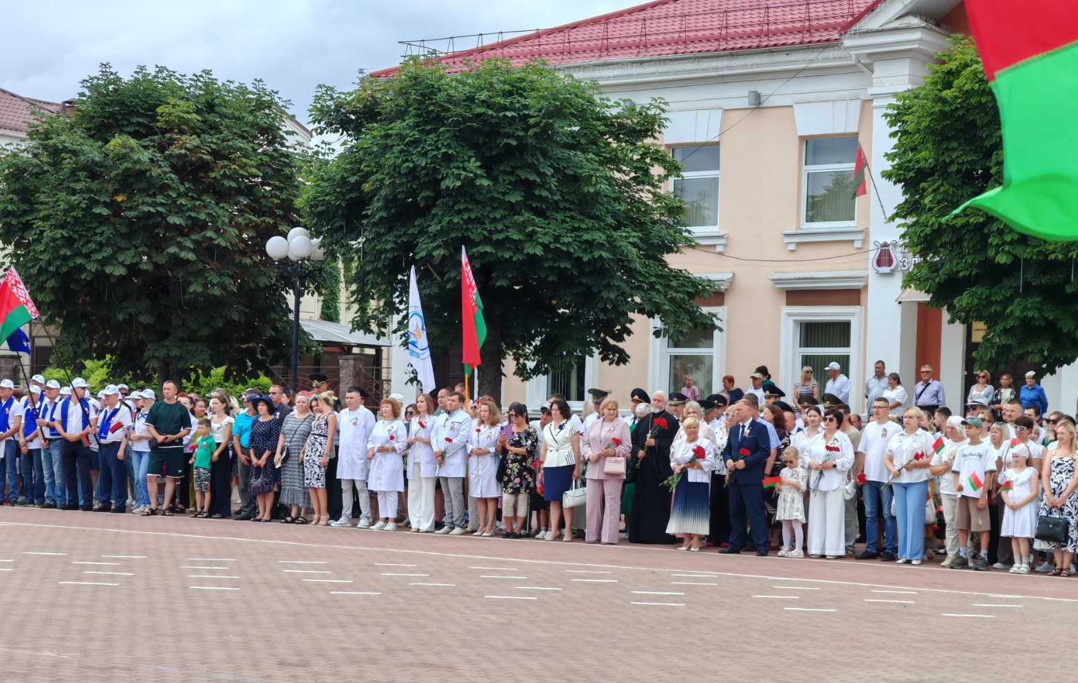 На площади