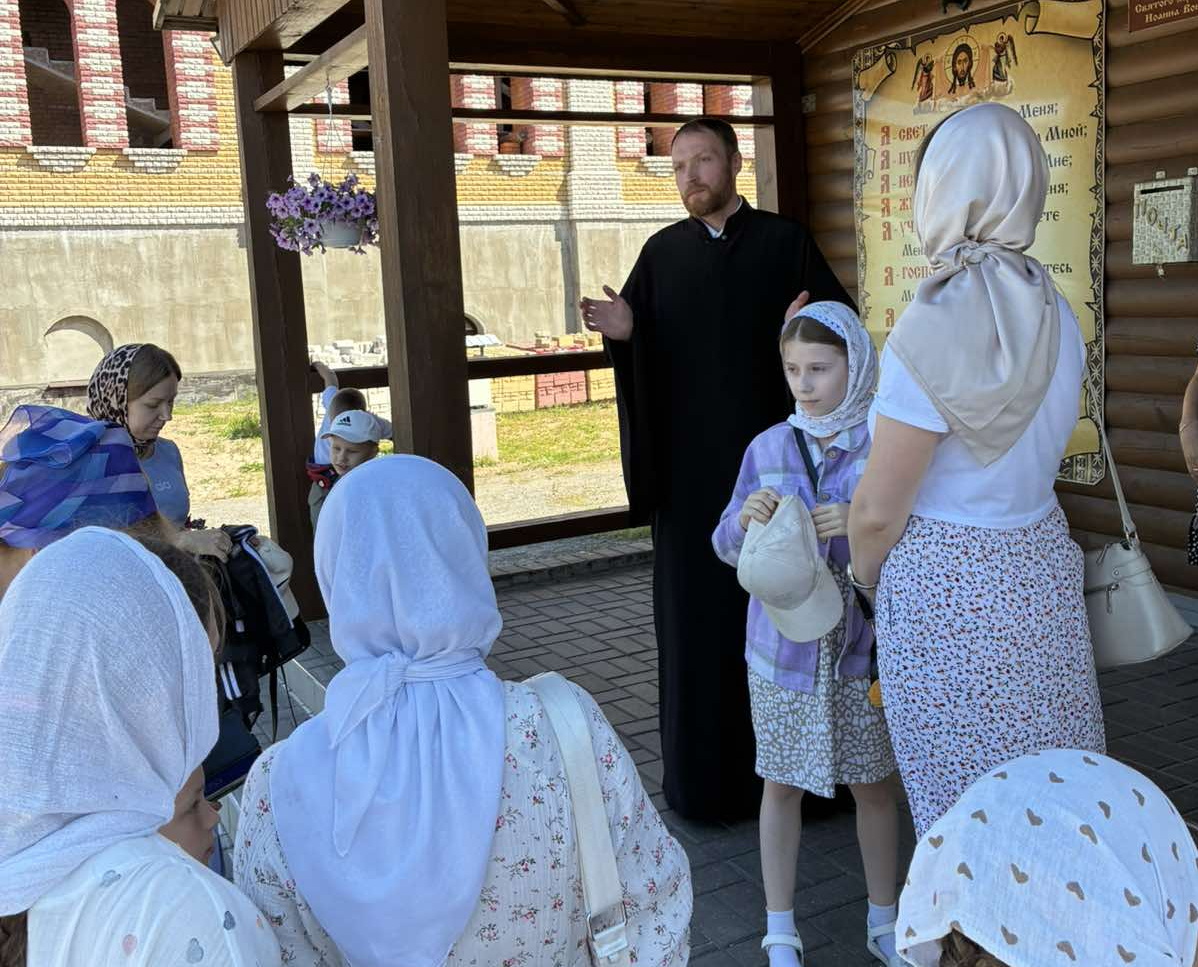 Экскурсию ведёт диакон Артемий Турыгин