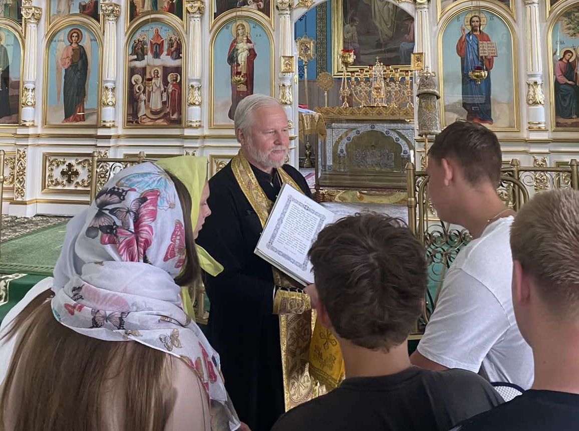 Экскурсию ведёт протоиерей Павел Бондарчук