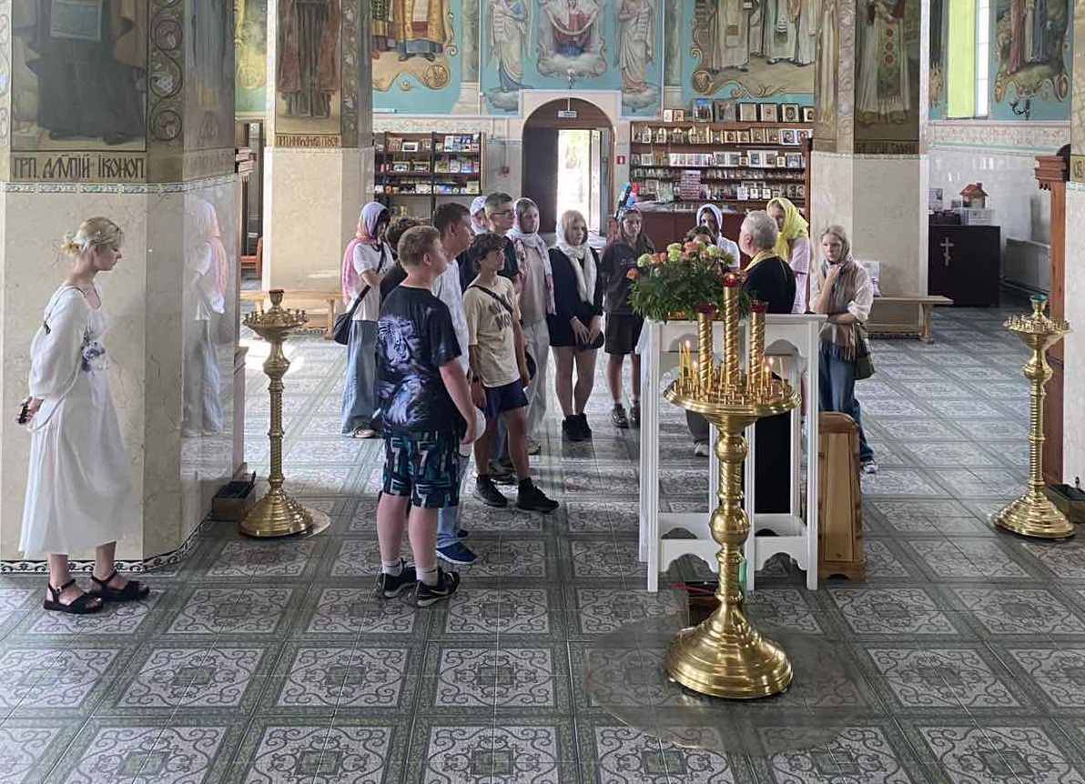 Экскурсию ведёт протоиерей Павел Бондарчук