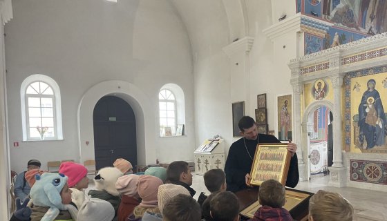 Экскурсию ведёт иерей Андрей Исаев