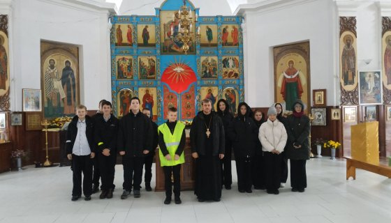 Школьники в храме