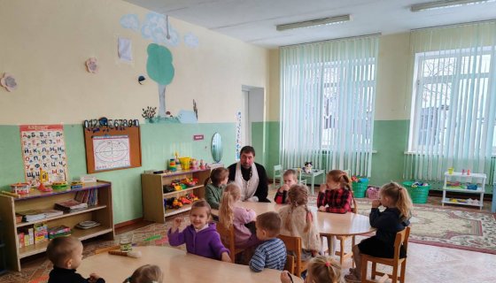 Иерей Михаил Маркосян с малышами