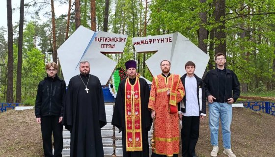 У памятника
