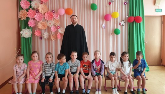 Диакон Артемий Турыгин с воспитанниками детского сада