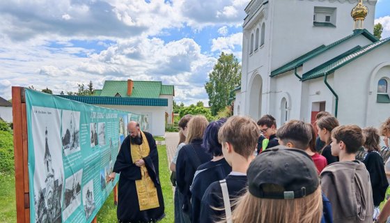 Экскурсию ведёт иерей Павел Кулиш
