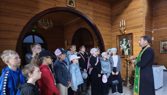 Экскурсию ведёт иерей Михаил Маркосян