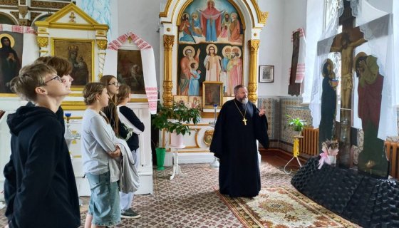 Экскурсию ведёт иерей Василий Терешков