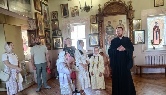 Экскурсию ведёт диакон Артемий Турыгин
