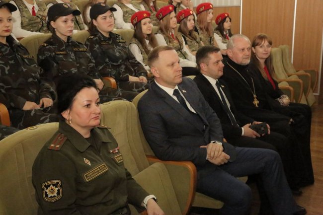 В зале
