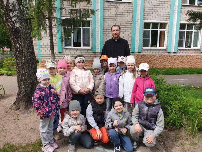 Диакон Артемий Турыгин с воспитанниками детского сада