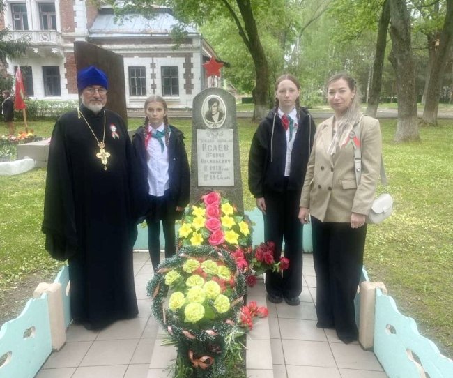 У могилы героя